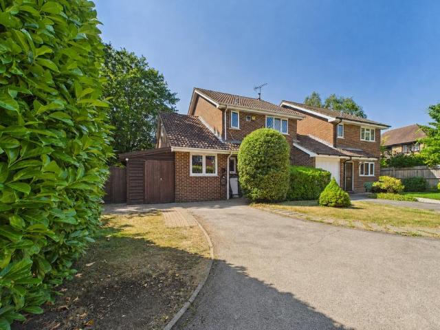 Picket Post Close, Bracknell. 4 bed link detached house to rent £2,750 pcm £635 pw