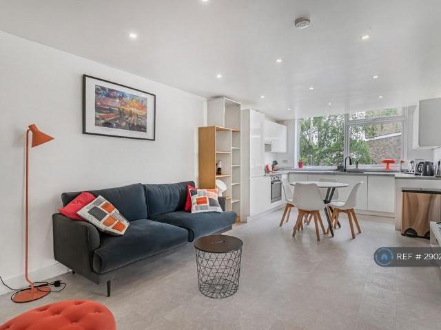 Pickwick Court, London, SE9 2 bed flat to rent £1,990 pcm £459 pw