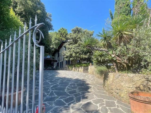Pietrocasa propone in vendita un'esclusiva villa con vista m. 334m² Pietrasanta