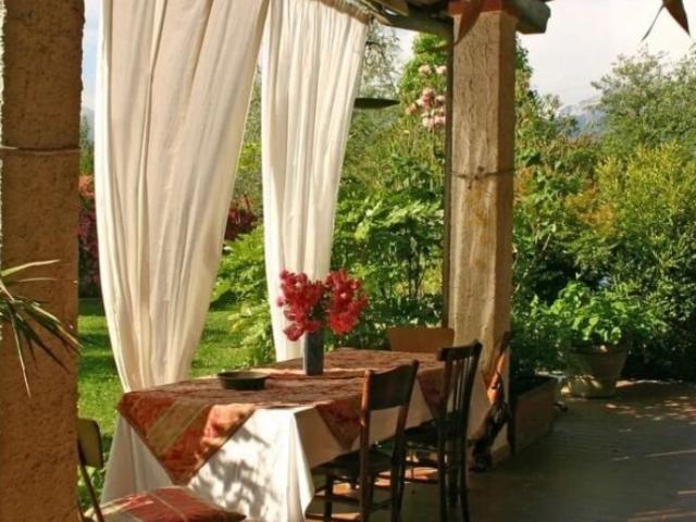 PIETRASANTA AL CONFINE CON FORTE DEI MARMI AFFITTASI PER LA STAGIONE SPLENDIDO CASOLARE