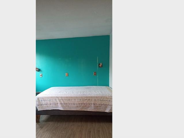 Pieza grande con closet y salida a balcón a varón que trabaje