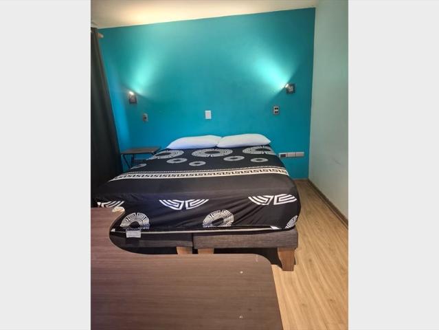 Pieza grande con closet y salida a balcón a varón que trabaje