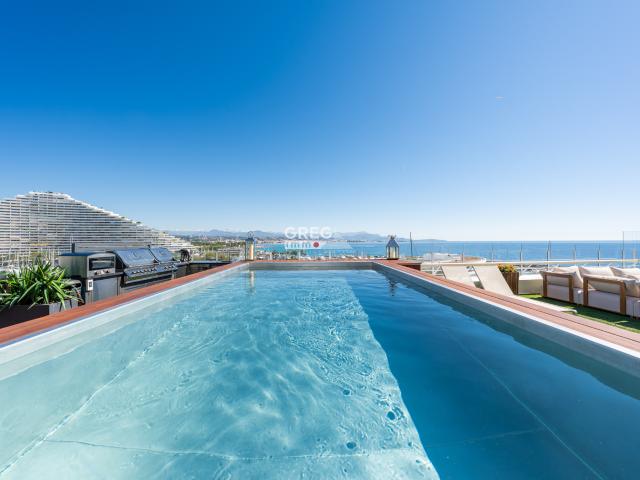 Pieds dans l'eau, Appartement 4 pièces avec grande terrasse d'angle et piscine à Villeneuve Loubet plage