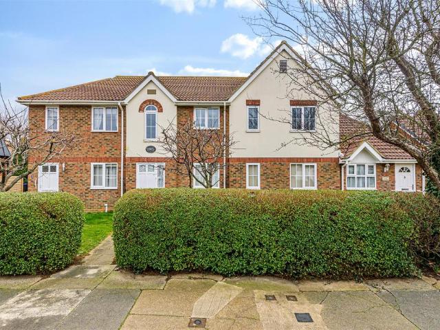 Pier Avenue, Tankerton, Whitstable 2 bed flat to rent £1,150 pcm £265 pw