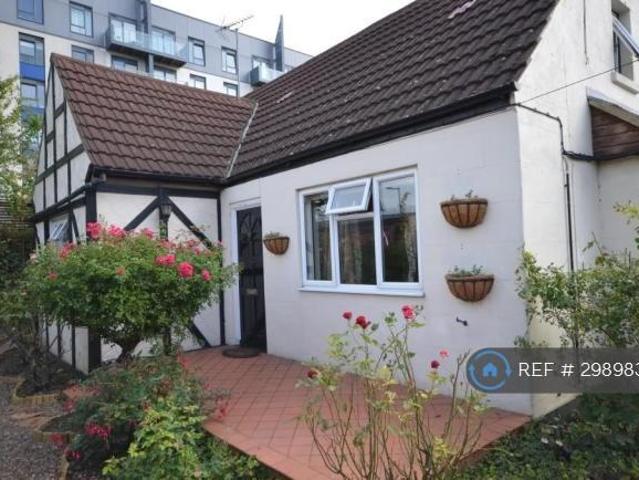 Pier Approach Road, Gillingham, ME7 4 bed bungalow to rent £1,900 pcm £438 pw