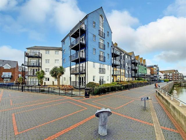 Pier Road, Littlehampton 2 bed apartment to rent £1,300 pcm £300 pw