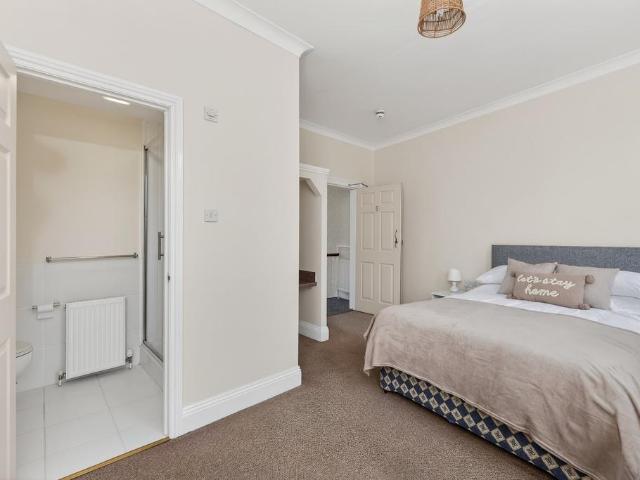 Pier Street, Devon PL1 1 bed in a house share to rent £675 pcm £156 pw