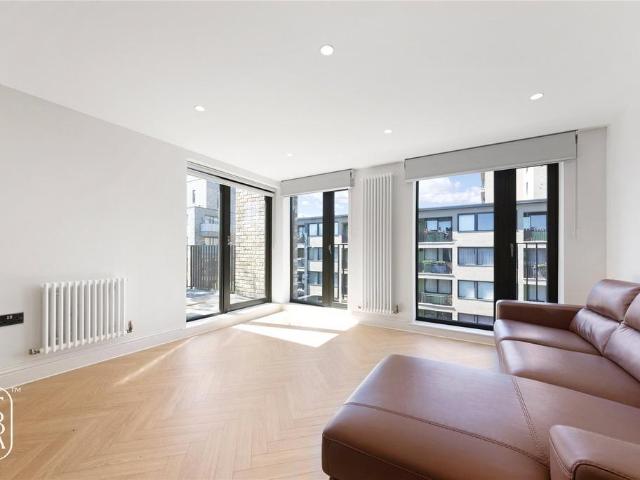 Pier Street, London, E14 2 bed apartment to rent £2,500 pcm £577 pw