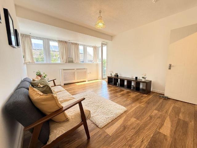 Pier Way London, Greenwich,SE28 0GQ 2 bed apartment to rent £1,895 pcm £437 pw