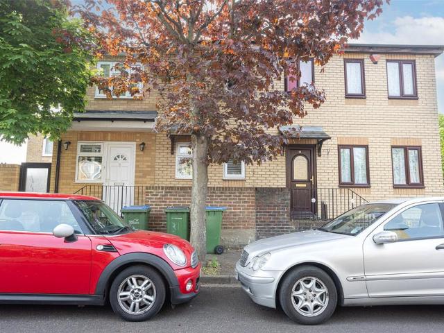 Pier Way, London SE28 2 bed terraced house to rent £2,000 pcm £462 pw