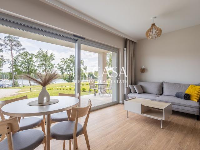 Nowoczesny apartament nad jeziorem z tarasem i widokiem