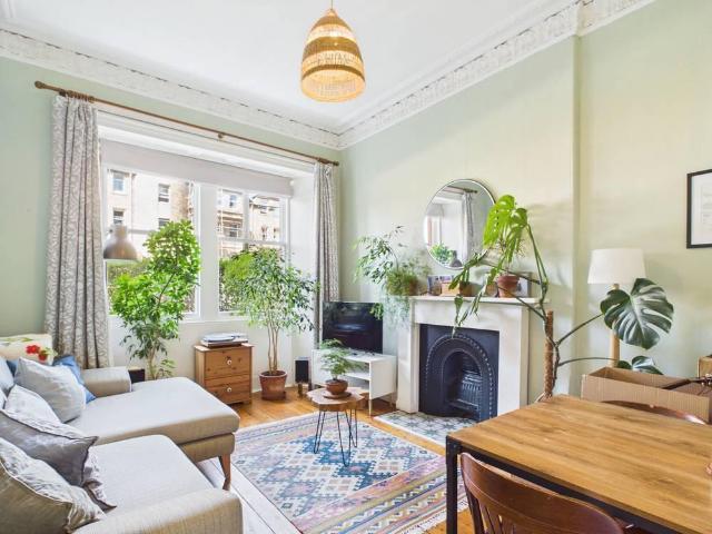 Piershill Place, Edinburgh. 2 bed apartment to rent £1,500 pcm £346 pw
