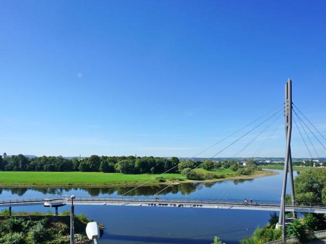 Pieschen, Blick über die Elbe: Dusche + Laminat
