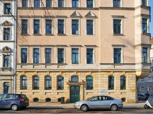 Pieschen, im Hochparterre: Wanne + Laminat