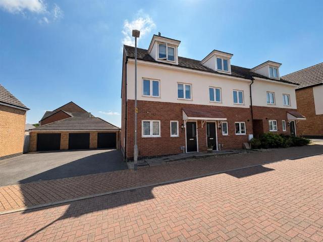 Piggott Avenue, Gedling, Nottingham 3 bed townhouse to rent £1,450 pcm £335 pw