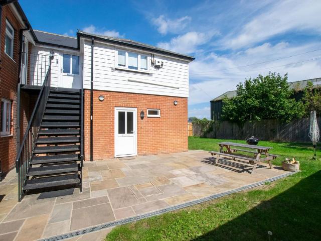 Piltdown, Nr Uckfield TN22, 1 bed flat to rent, £1,200 pcm | PrimeLocation