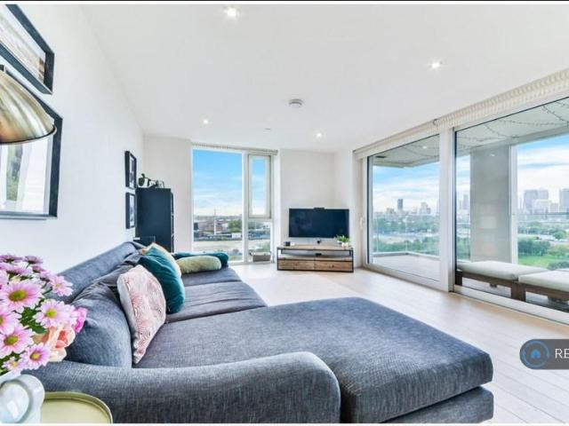 Pilot Walk, London, SE10 2 bed flat to rent £2,800 pcm £646 pw