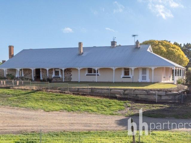 PIPIRIKI Rustic Charm Meets Modern Comfort with Sweeping Rural Views