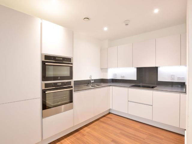 Pipit Drive, London SW15, 2 bed flat to rent, £2,500 pcm | PrimeLocation