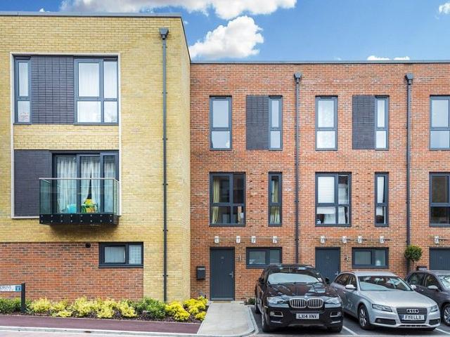 Pipit Drive, Putney SW15, 3 bed detached house to rent, £3,500 pcm | PrimeLocation