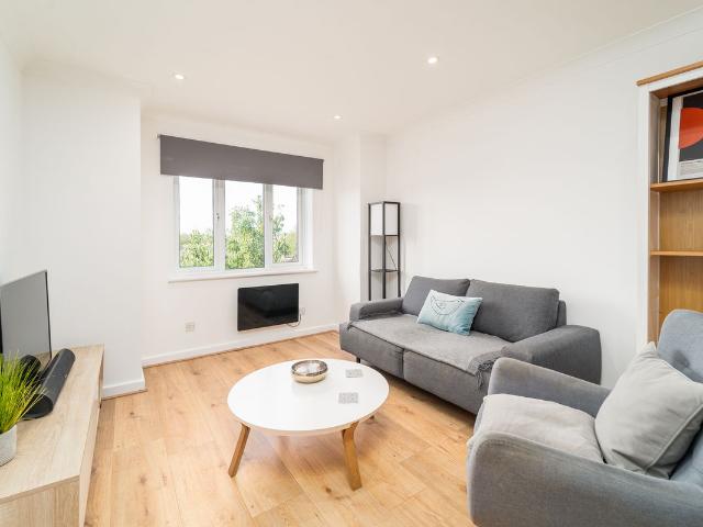 Pippin Court, Barnet, London EN4, 2 bed flat to rent, £1,800 pcm | PrimeLocation