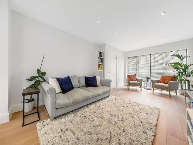 Pirbright Road, Southfields, London. 2 bed maisonette to rent £3,250 pcm £750 pw