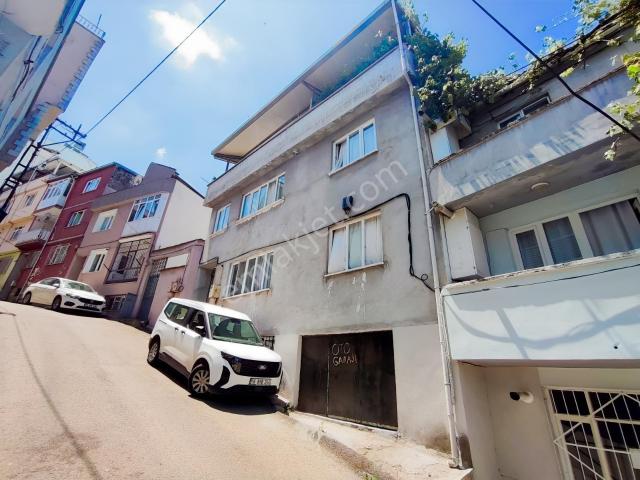 Piremir'de Satılık 2 Katlı Müstakil Bina: 2 Adet 2+1 Daire