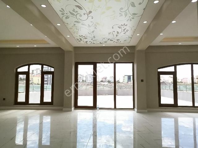 Pirireis Vadisinde 7+2 Tribleks & Bakımlı Satılık Villa