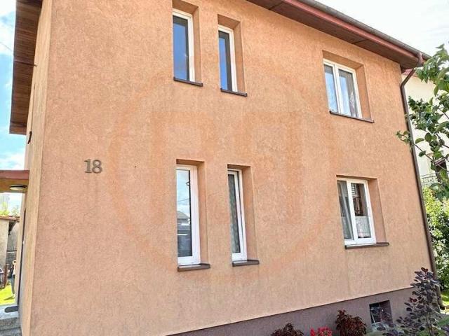 Przestronny dom z ogrodem i garażem w spokojnej okolicy