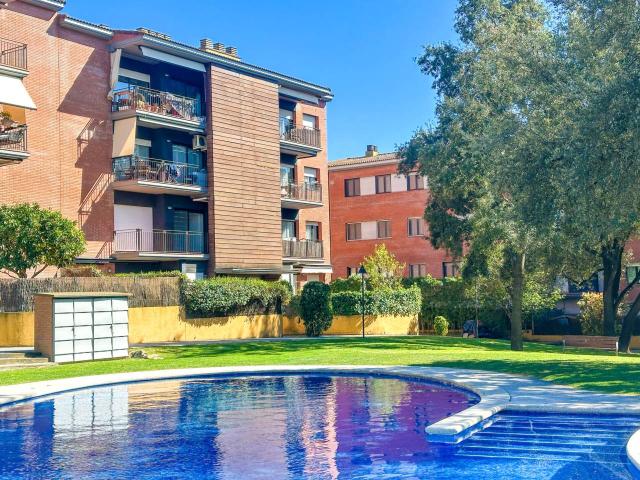 Pis exterior de 3 dormitoris amb terrassa amb vistes a piscina, ascensor i 2 places de garatge a Montjuïc Girona