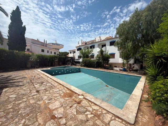 Vende se lote com piscina e logradouro circundante com área total de 397m2 no Centro Porches