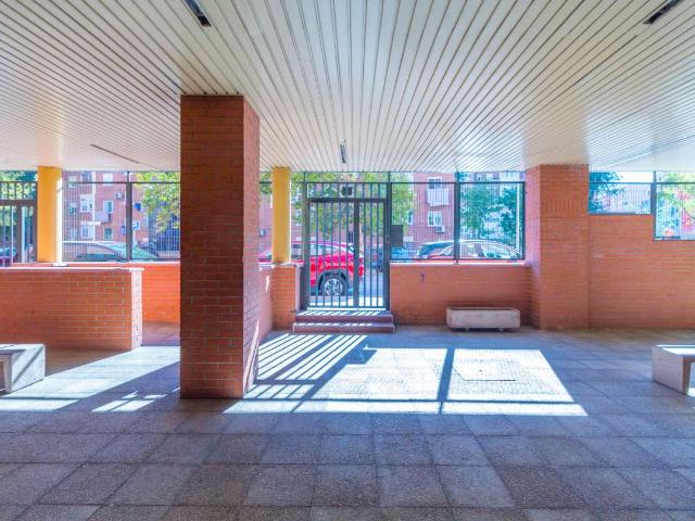 Piso muy luminoso de 89m2 con 3 dormitorios en la tercera planta con ascensor en Urbanización Seminueva en la calle Eduardo Rivas