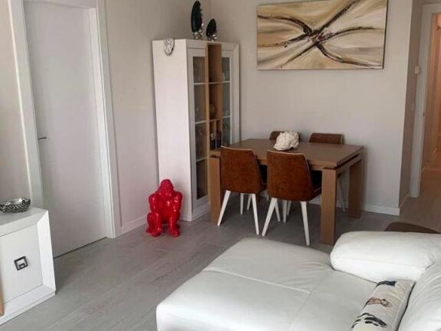 Piso moderno de 2 habitaciones con garaje doble