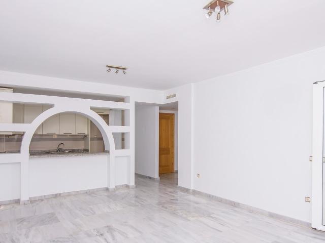 Piso nuevo impecable: 3 dormitorios, terraza y vistas a la piscina