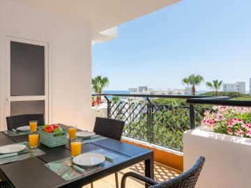 Piso a pie de playa en Mi Capricho. Marbella