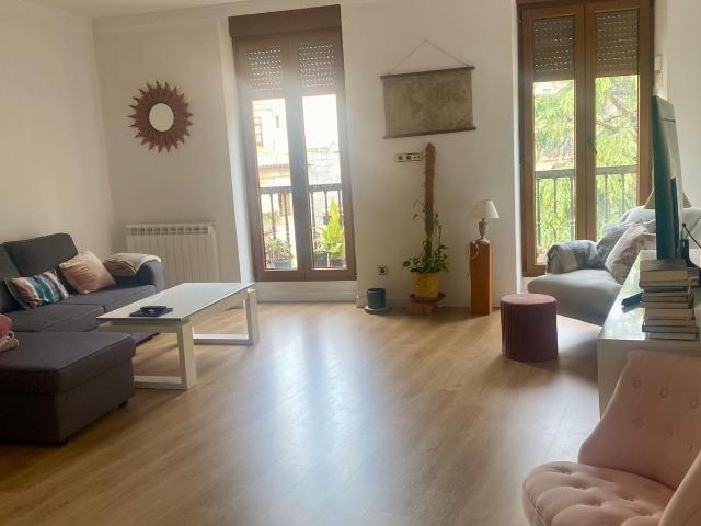PISO ALQUILER SALAMANCA. Urbis te ofrece un piso en alquiler en pleno centro de Salamanca, en la zona de San Pablo