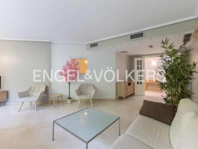 Piso Alquiler València Capital, Penya roja