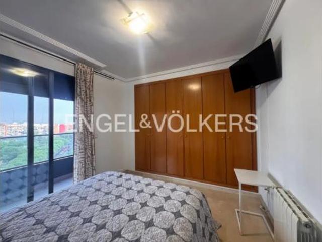 Piso Alquiler València Capital, Penya roja