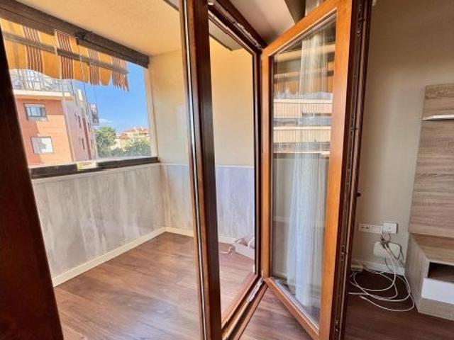 Piso amplio y muy moderno, reformado en venta junto al Hospital Clínico