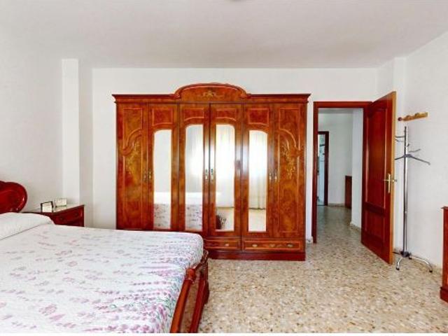 PISO AMPLIO CON PATIO Y TERRAZA EN LEVANTE