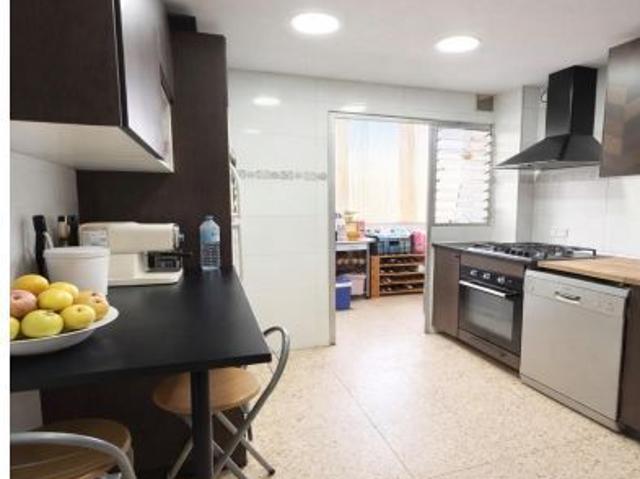 Piso amplio de 4 habitaciones con ascensor en Reyes Católicos