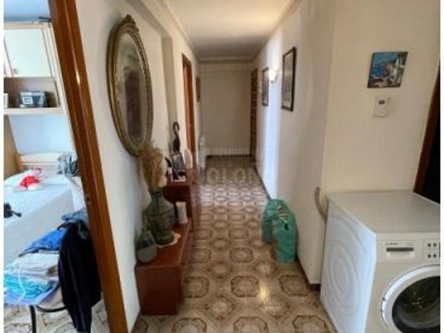 Piso amplio en el centro con balcón