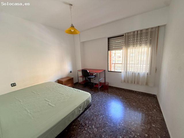 PISO AMPLIO, PARA ESTUDIANTES, DE 4 HABITACIONES Y 2 BAÑO, A POCA DISTANCIA DE UNIVERSIDADES