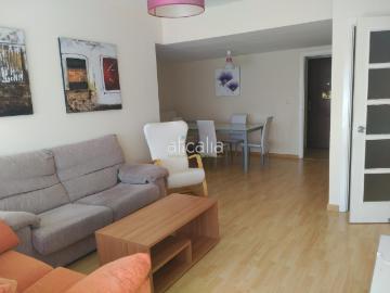 Piso amueblado de 4 dormitorios y 2 baños. Calefacción. Plaza de Garaje