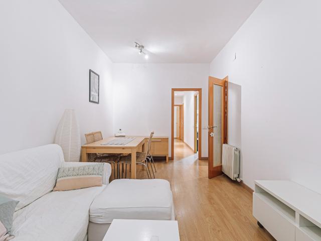 Piso amueblado de 3 habitaciones y 2 banos con balcon en vila de gracia barcelona