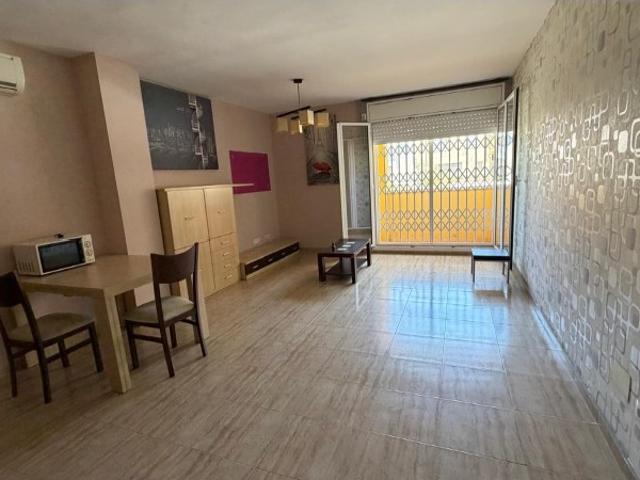 ¡Piso céntrico con gran terraza y parking en Montbrió del Camp!
