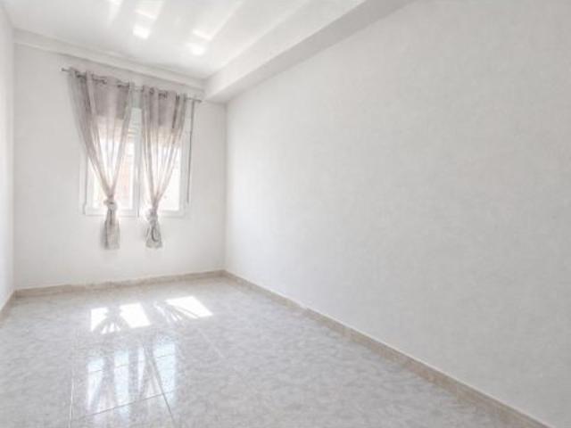 ¡ PISO CON TERRAZA EN LA ZONA DE SAGUNTO, TOTALMENTE EXTERIOR, TERCERA PLANTA