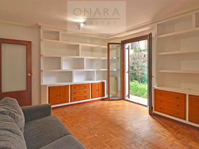 Piso con terraza y jardín, ascensor, raya de garaje y trastero en Kosta kalea, Hondarribia