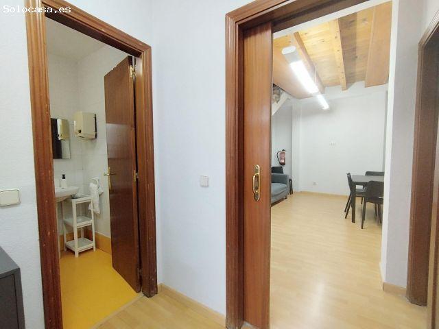 Piso con tv, nevera, microondas y cafetera para chicas