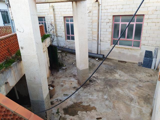 Piso con un bajo hecho vivienda y garaje